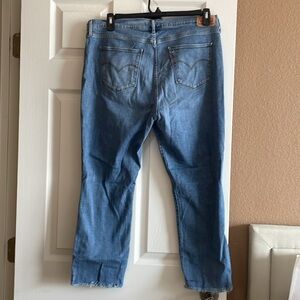 Woman’s Levi’s 724 high rise straight